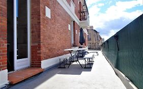 Le Bout du Pont - 5 min à pied de la gare Villebourbon et de l'hypercentre - Vue sur Pont Vieux - Grande terrasse - 8 couchages - 3 chambres spacieuses - 4 lits - Places de stationnement gratuites au pied de l'immeuble